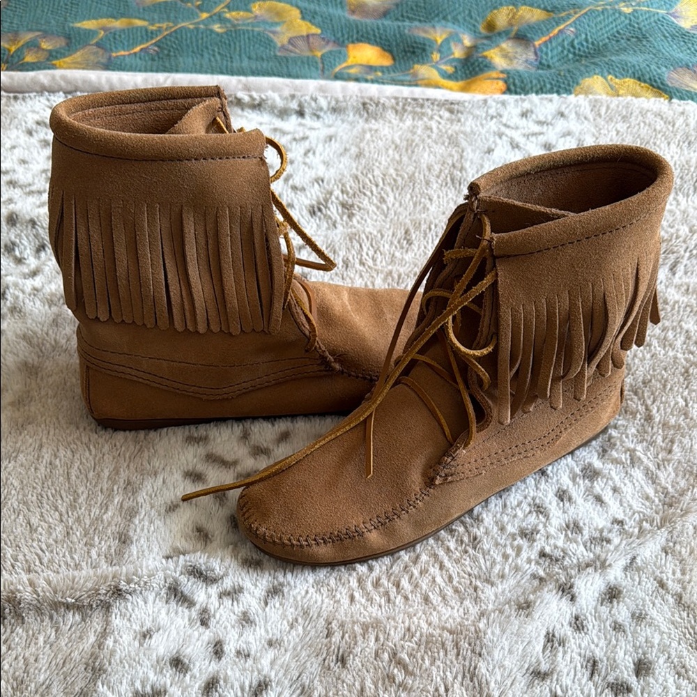 Like New Minnetonka Suede Ankle Boots
